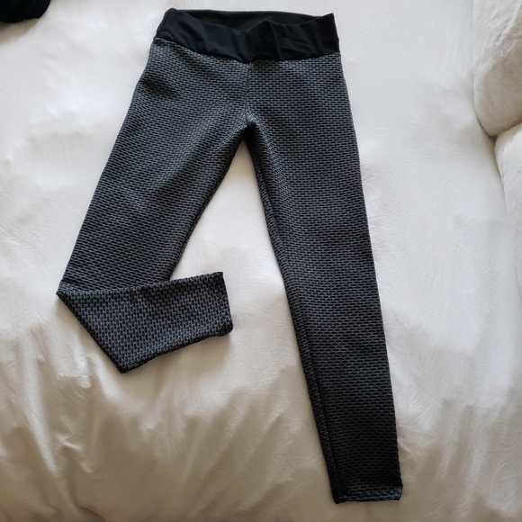 High Waisted Scrunched Booty Leggings - Picture 2 of 4